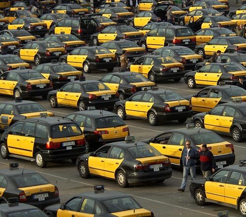 Barselonadagi taksilar qora va sariq rangda