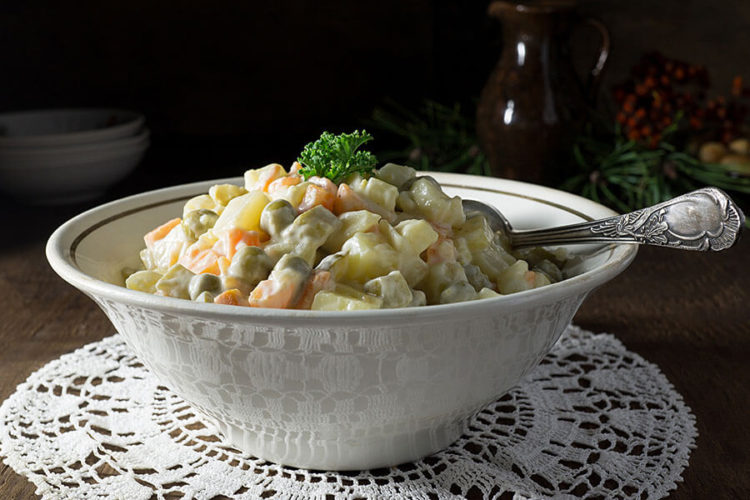 Olivye tayyorlash retsepti — salatning kolbasa va tovuq go’shtidan turlari